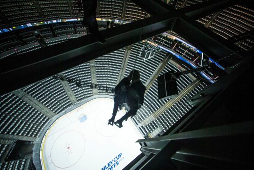 MIKAELA MACKENZIE / WINNIPEG FREE PRESS
Zachary Frongillo, who plays the Jets "villain," gets flown up to the rafters during dress rehearsal at the T-Mobile Arena in Las Vegas on Friday, May 18, 2018.
Mikaela MacKenzie / Winnipeg Free Press 2018.