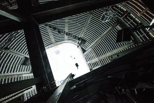 MIKAELA MACKENZIE / WINNIPEG FREE PRESS
Zachary Frongillo, who plays the Jets "villain," gets flown up to the rafters during dress rehearsal at the T-Mobile Arena in Las Vegas on Friday, May 18, 2018.
Mikaela MacKenzie / Winnipeg Free Press 2018.