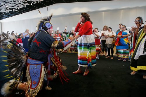 JOHN WOODS / WINNIPEG FREE PRESS
Matthew Whitecloud proposes to Sage Speidel at Manito Ahbee in the Convention Centre Saturday, May 19, 2018.