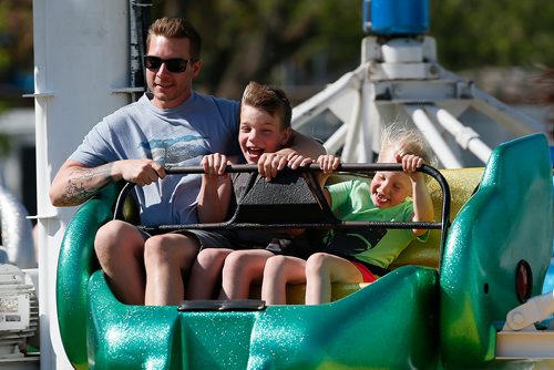 JOHN WOODS / WINNIPEG FREE PRESS
Chris Anderson and his children Carter and Ellie were out enjoying the Sizzler during the Buffalo Barbecue at the Heritage Victoria Community Centre , Monday, May 21, 2018.