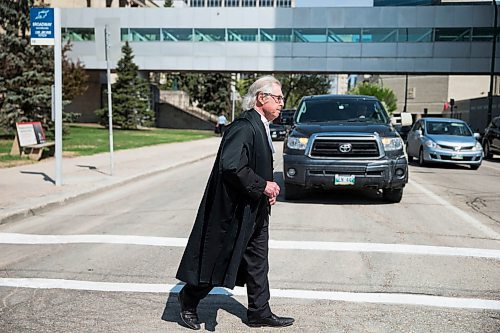 MIKAELA MACKENZIE / WINNIPEG FREE PRESS
Greg Brodsky, who has represented 1,000  people charged with homicides, walks back to his office from the Law Courts in Winnipeg on Tuesday, May 22, 2018. 
Mikaela MacKenzie / Winnipeg Free Press 2018.