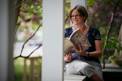 JOHN WOODS / WINNIPEG FREE PRESS
British author Lisa Cooper is photographed in Winnipeg Tuesday, May 22, 2018. Cooper is in Winnipeg (from Cornwall, England) to promote her new book, A Forgotten Land, which is about her grandmother's life as a Jewish woman escaping persecution and famine in Russia.