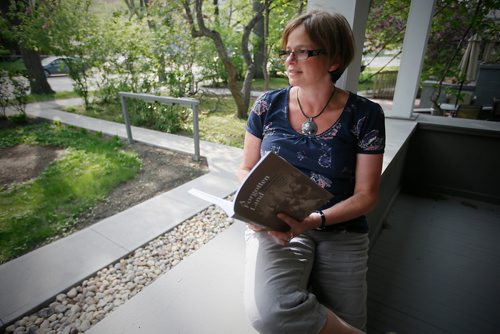 JOHN WOODS / WINNIPEG FREE PRESS
British author Lisa Cooper is photographed in Winnipeg Tuesday, May 22, 2018. Cooper is in Winnipeg (from Cornwall, England) to promote her new book, A Forgotten Land, which is about her grandmother's life as a Jewish woman escaping persecution and famine in Russia.