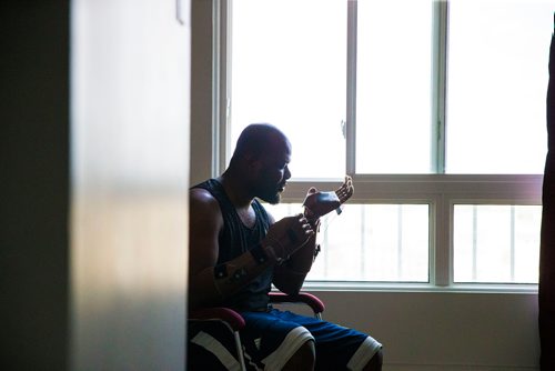 MIKAELA MACKENZIE / WINNIPEG FREE PRESS
Ghanaian Razak Iyal, who lost fingers to frostbite crossing the border to Canada, tries out his new prosthetic fingers in Winnipeg on Wednesday, May 23, 2018.  
Mikaela MacKenzie / Winnipeg Free Press 2018.