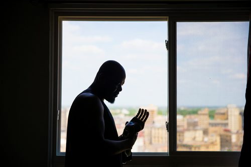 MIKAELA MACKENZIE / WINNIPEG FREE PRESS
Ghanaian Razak Iyal, who lost fingers to frostbite crossing the border to Canada, tries out his new prosthetic fingers in Winnipeg on Wednesday, May 23, 2018.  
Mikaela MacKenzie / Winnipeg Free Press 2018.