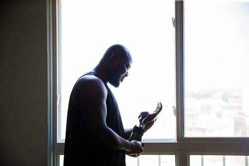 MIKAELA MACKENZIE / WINNIPEG FREE PRESS
Ghanaian Razak Iyal, who lost fingers to frostbite crossing the border to Canada, tries out his new prosthetic fingers in Winnipeg on Wednesday, May 23, 2018.  
Mikaela MacKenzie / Winnipeg Free Press 2018.