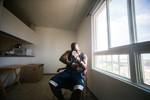 MIKAELA MACKENZIE / WINNIPEG FREE PRESS
Ghanaian Razak Iyal, who lost fingers to frostbite crossing the border to Canada, tries out his new prosthetic fingers in Winnipeg on Wednesday, May 23, 2018.  
Mikaela MacKenzie / Winnipeg Free Press 2018.