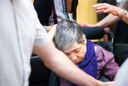 MIKAELA MACKENZIE / WINNIPEG FREE PRESS
Resident Cathy Romeo gets lots of attention during the press conference in the newly renovated St. Amant living space in Winnipeg on Wednesday, May 23, 2018.  
Mikaela MacKenzie / Winnipeg Free Press 2018.