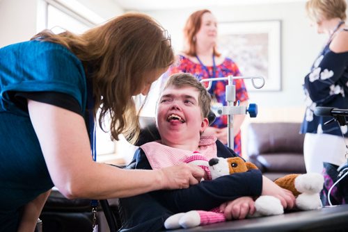 MIKAELA MACKENZIE / WINNIPEG FREE PRESS
Resident Julie Kaminka smiles at Pam Dussome in the newly renovated St. Amant living space in Winnipeg on Wednesday, May 23, 2018.  
Mikaela MacKenzie / Winnipeg Free Press 2018.