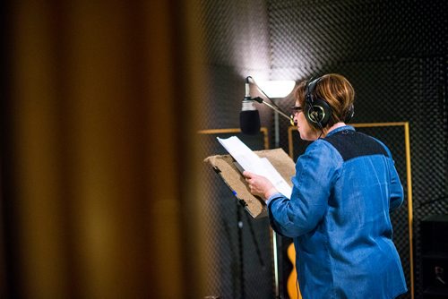 MIKAELA MACKENZIE / WINNIPEG FREE PRESS
Voice actor Monique LaCoste reads lines in the studio at DACAPO Productions in Winnipeg on Thursday, May 24, 2018.  The team produced a soundscape for the Nonsuch exhibition that brings the scene to life.
Mikaela MacKenzie / Winnipeg Free Press 2018.