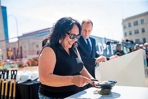 MIKAELA MACKENZIE / WINNIPEG FREE PRESS
Theresie Tungilik lights a traditional oil lamp before the Winnipeg Art Gallery breaks ground for the new Inuit Centre in Winnipeg on Friday, May 25, 2018.  
Mikaela MacKenzie / Winnipeg Free Press 2018.