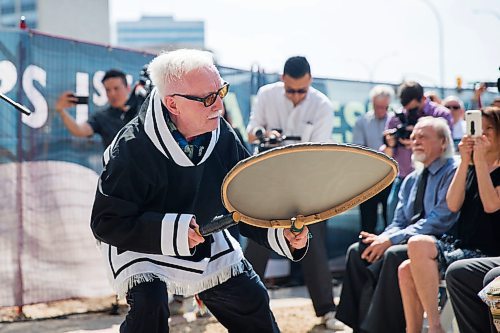 MIKAELA MACKENZIE / WINNIPEG FREE PRESS
Elder Pitta Irniq dances before the Winnipeg Art Gallery breaks ground for the new Inuit Centre in Winnipeg on Friday, May 25, 2018.  
Mikaela MacKenzie / Winnipeg Free Press 2018.