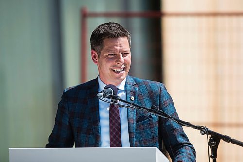 MIKAELA MACKENZIE / WINNIPEG FREE PRESS
Mayor Brian Bowman speaks before the Winnipeg Art Gallery breaks ground for the new Inuit Centre in Winnipeg on Friday, May 25, 2018.  
Mikaela MacKenzie / Winnipeg Free Press 2018.