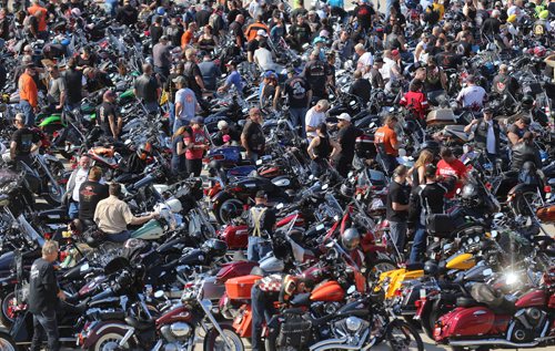TREVOR HAGAN / WINNIPEG FREE PRESS
A record number of participants gathered in the Polo Park parking lot prior to the Ride for Dad, a charity motorcycle ride raising money for prostate cancer and education, Saturday, May 26, 2018.