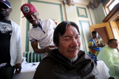 TREVOR HAGAN /  WINNIPEG FREE PRESS
Abdulla Alhassan cuts hair for Richard C earlier today. End Homelessness Winnipeg and the Manitoba Financial Empowerment Network put on a homelessness expo at the Neeginan Centre, Saturday, May 26, 2018.