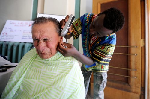 TREVOR HAGAN /  WINNIPEG FREE PRESS
John Baffour cuts hair for Milton McKeever, 76, earlier today. End Homelessness Winnipeg and the Manitoba Financial Empowerment Network put on a homelessness expo at the Neeginan Centre, Saturday, May 26, 2018.