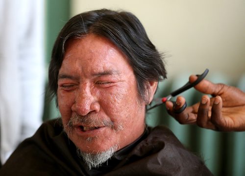 TREVOR HAGAN /  WINNIPEG FREE PRESS
Richard C has his hair cut earlier today by Abdulla Alhassan. End Homelessness Winnipeg and the Manitoba Financial Empowerment Network put on a homelessness expo at the Neeginan Centre, Saturday, May 26, 2018.