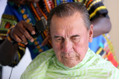 TREVOR HAGAN /  WINNIPEG FREE PRESS
John Baffour cuts hair for Milton McKeever, 76, earlier today. End Homelessness Winnipeg and the Manitoba Financial Empowerment Network put on a homelessness expo at the Neeginan Centre, Saturday, May 26, 2018.