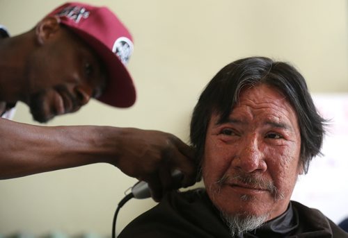 TREVOR HAGAN /  WINNIPEG FREE PRESS
Richard C has his hair cut earlier today by Abdulla Alhassan. End Homelessness Winnipeg and the Manitoba Financial Empowerment Network put on a homelessness expo at the Neeginan Centre, Saturday, May 26, 2018.