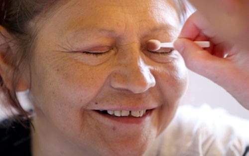 TREVOR HAGAN /  WINNIPEG FREE PRESS
Joyce Amyotte has her makeup done by Christy Crans of Mary Kay. End Homelessness Winnipeg and the Manitoba Financial Empowerment Network put on a homelessness expo at the Neeginan Centre, Saturday, May 26, 2018.