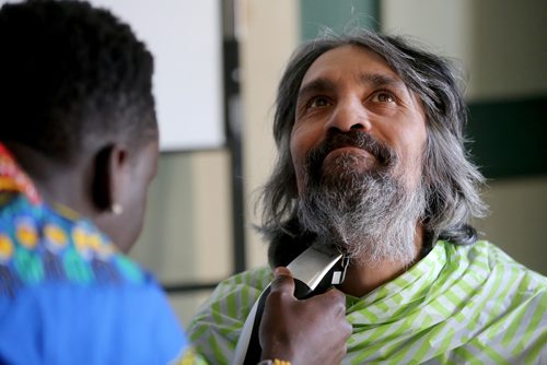 TREVOR HAGAN /  WINNIPEG FREE PRESS
John Baffour cuts hair for Dave Love. End Homelessness Winnipeg and the Manitoba Financial Empowerment Network put on a homelessness expo at the Neeginan Centre, Saturday, May 26, 2018.