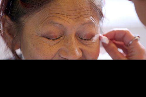 TREVOR HAGAN /  WINNIPEG FREE PRESS
Joyce Amyotte has her makeup done by Christy Crans of Mary Kay. End Homelessness Winnipeg and the Manitoba Financial Empowerment Network put on a homelessness expo at the Neeginan Centre, Saturday, May 26, 2018.