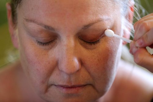 TREVOR HAGAN /  WINNIPEG FREE PRESS
Stephanie Lagimodiere has her makeup done by Ashley Krause of Mary Kay. End Homelessness Winnipeg and the Manitoba Financial Empowerment Network put on a homelessness expo at the Neeginan Centre, Saturday, May 26, 2018.