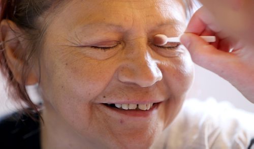 TREVOR HAGAN /  WINNIPEG FREE PRESS
Joyce Amyotte has her makeup done by Christy Crans of Mary Kay. End Homelessness Winnipeg and the Manitoba Financial Empowerment Network put on a homelessness expo at the Neeginan Centre, Saturday, May 26, 2018.