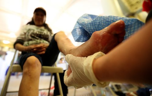 TREVOR HAGAN /  WINNIPEG FREE PRESS
Marjorie Moose has her feet washed and massaged by Isabel Colucci. End Homelessness Winnipeg and the Manitoba Financial Empowerment Network put on a homelessness expo at the Neeginan Centre, Saturday, May 26, 2018.