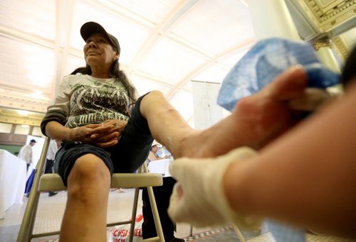 TREVOR HAGAN /  WINNIPEG FREE PRESS
Marjorie Moose has her feet washed and massaged by Isabel Colucci. End Homelessness Winnipeg and the Manitoba Financial Empowerment Network put on a homelessness expo at the Neeginan Centre, Saturday, May 26, 2018.