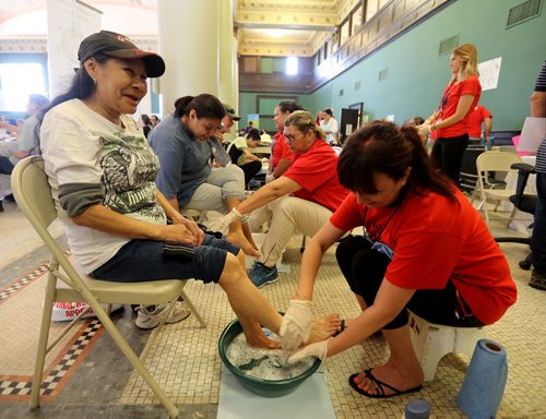 TREVOR HAGAN /  WINNIPEG FREE PRESS
Marjorie Moose has her feet washed and massaged by Isabel Colucci. End Homelessness Winnipeg and the Manitoba Financial Empowerment Network put on a homelessness expo at the Neeginan Centre, Saturday, May 26, 2018.