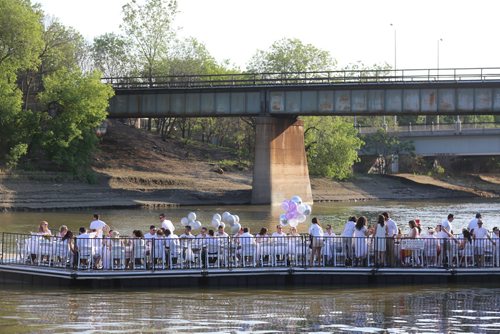 TREVOR HAGAN / WINNIPEG FREE PRESS
Table for 1200 More, at The Forks, on the bank of the Assiniboine River, Saturday, May 26, 2018.