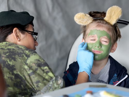 TREVOR HAGAN / WINNIPEG FREE PRESS
Jordan Welch, 4, has his face painted by Cpl. Ferran Cardinal, of 17 Field Ambulance, at the Teddy Bears Picnic in Assiniboine Park, Sunday, May 27, 2018.