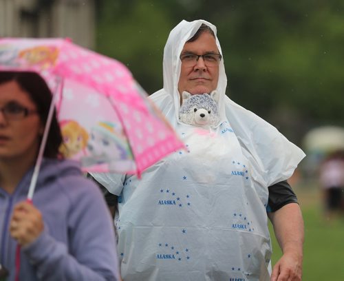 TREVOR HAGAN / WINNIPEG FREE PRESS
Mike Stephens, sheltering Wolfy, at the Teddy Bears Picnic in Assiniboine Park, Sunday, May 27, 2018.