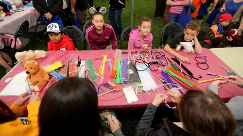 TREVOR HAGAN / WINNIPEG FREE PRESS
Kids wait for their animals to get glasses at the Teddy Bears Picnic in Assiniboine Park, Sunday, May 27, 2018.