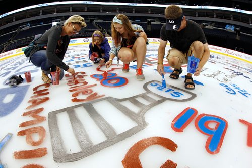 JOHN WOODS / WINNIPEG FREE PRESS
Tannis St. Louis, and her family from left, Raelle, Piper and Justin paint the ice at Paint The Rink at the Winnipeg Jets' arena Sunday, May 27, 2018.