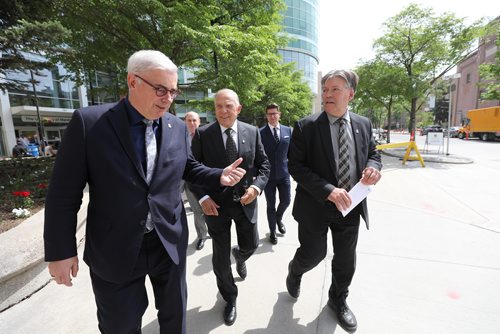 
RUTH BONNEVILLE / WINNIPEG FREE PRESS


Photo of Dr. David Barnard President and vice-chancellor of the University of Manitoba walking with DR. GERALD NIZNICK (centre) and  Minister of Education Ian Wishart as they make their way to unveil a sign on the outside wall of the  College of Dentistry at the Rady Faculty of Health Sciences at the University of Manitoba Bannatyne Campus Tuesday with  Dr. Nizwnick's name on it to honour him for his historic donation to the Dentistry College Tuesday.   A formal ceremony was held earlier in the atrium of the Brodie centre where it was announced that  Dr. Niznick  donated  $7.5 million of funding for the college before the unveiling. 

See Ashley Prest story.

May 29,  2018
