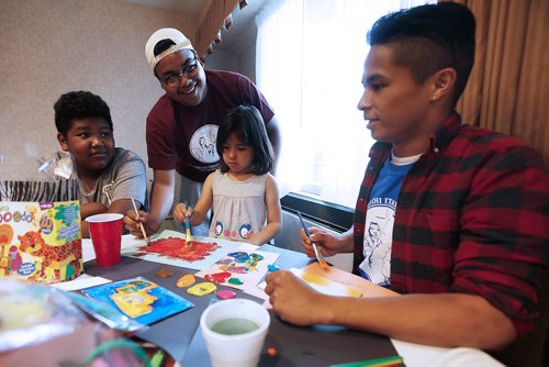 JOHN WOODS / WINNIPEG FREE PRESS
M Mawi Wi Chi Itata Centre youth workers Troy Whiteway and Rylee Nepinak paint with Pauningassi children Miguel Owen and Jensie Pascal in a Winnipeg hotelTuesday, May 29, 2018. The children are in Winnipeg as part of a fire evacuation.

