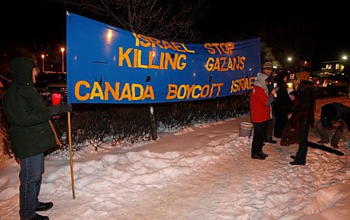 BORIS MINKEVICH / WINNIPEG FREE PRESS  090108 Protestors outside of the Asper Jewish Community Centre. Across the street.