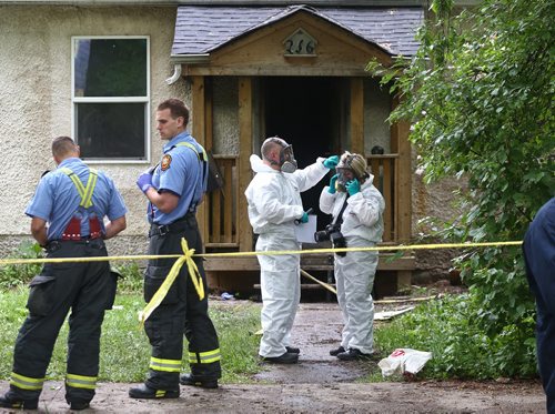 MIKE DEAL / WINNIPEG FREE PRESS
Investigators at a fatal house fire in the 200 block of Balmoral Street.
180531 - Thursday, May 31, 2018.