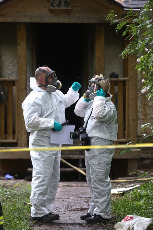 MIKE DEAL / WINNIPEG FREE PRESS
Investigators at a fatal house fire in the 200 block of Balmoral Street.
180531 - Thursday, May 31, 2018.