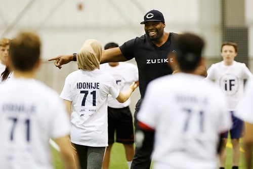 JOHN WOODS / WINNIPEG FREE PRESS
Former U of MB Bison and NFL football player Israel Idonije interacts  with children attending his 12th annual football camp at the U of MB  Saturday, June 2, 2018. Idonije was in Winnipeg for his 12th annual football camp. Idonije has written and developed comics and books for children to help with literacy.