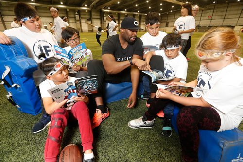 JOHN WOODS / WINNIPEG FREE PRESS
Former U of MB Bison and NFL football player Israel Idonije reads some of his comics and books with children attending his football camp at the U of MB  Saturday, June 2, 2018. Idonije was in Winnipeg for his 12th annual football camp.
