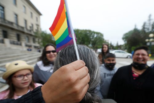 JOHN WOODS / WINNIPEG FREE PRESS
Tracy Campbell puts a flag in her mother's hair at a transgender rally and march at the Manitoba Legislature Saturday, June 2, 2018.