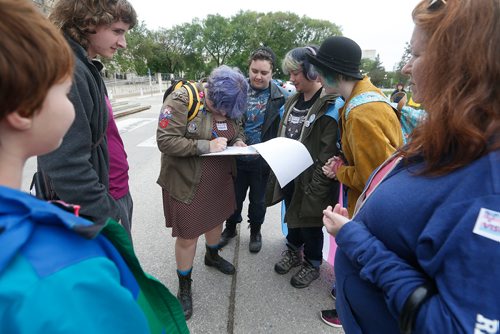 JOHN WOODS / WINNIPEG FREE PRESS
People sign petitions for gender neutral identification at a transgender rally and march at the Manitoba Legislature Saturday, June 2, 2018.