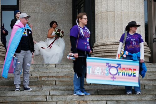 JOHN WOODS / WINNIPEG FREE PRESS
A bride enters the Legislature for wedding photos during a transgender rally and march at the Manitoba Legislature Saturday, June 2, 2018.