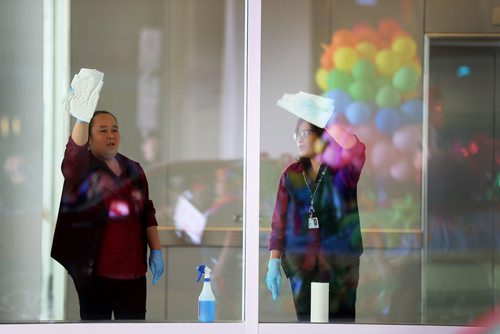 TREVOR HAGAN / WINNIPEG FREE PRESS
Window washers inside the convention centre watching the Pride Parade, Sunday, June 3, 2018.