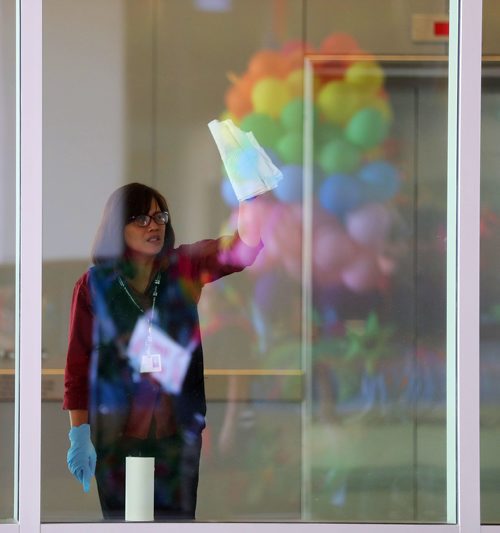 TREVOR HAGAN / WINNIPEG FREE PRESS
Window washers inside the convention centre watching the Pride Parade, Sunday, June 3, 2018.