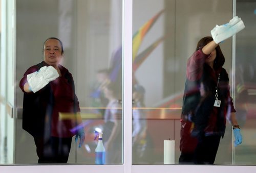 TREVOR HAGAN / WINNIPEG FREE PRESS
Window washers inside the convention centre watching the Pride Parade, Sunday, June 3, 2018.