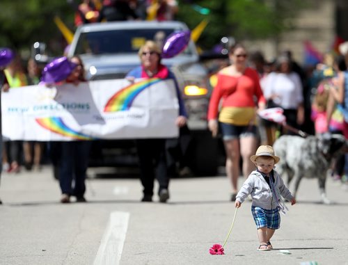 TREVOR HAGAN / WINNIPEG FREE PRESS
Eric Broadfoot, 16 months, in front of a float during the Pride Parade, Sunday, June 3, 2018.